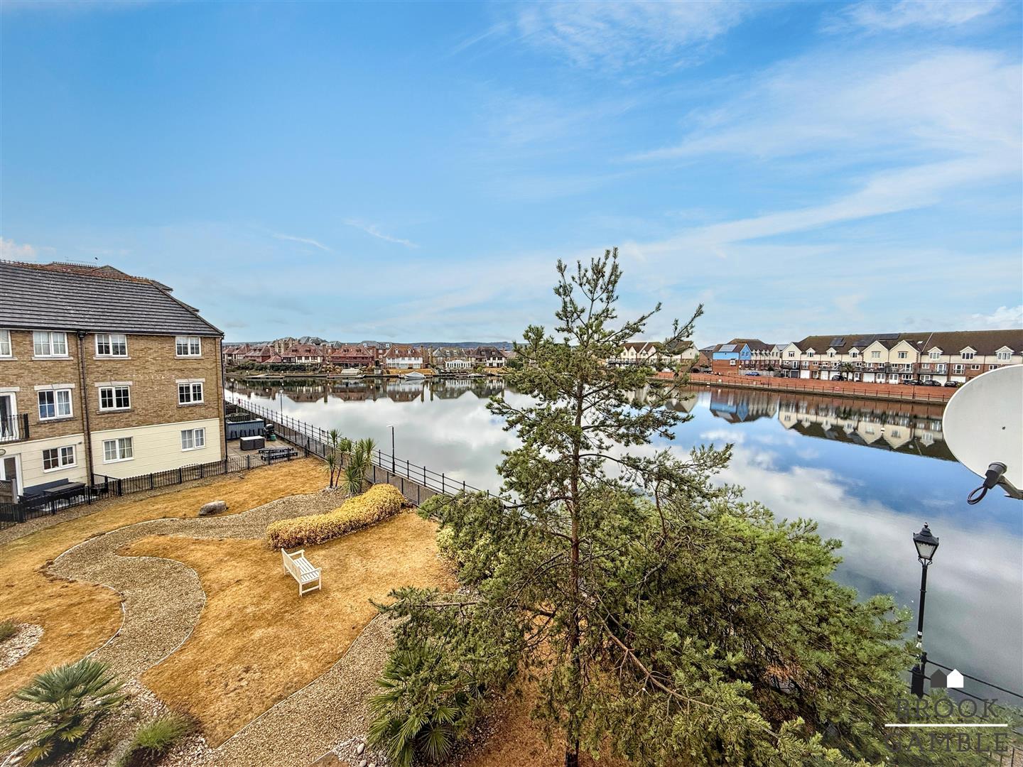 1 Bedroom Apartment. Long Beach View in Eastbourne, East Sussex 4